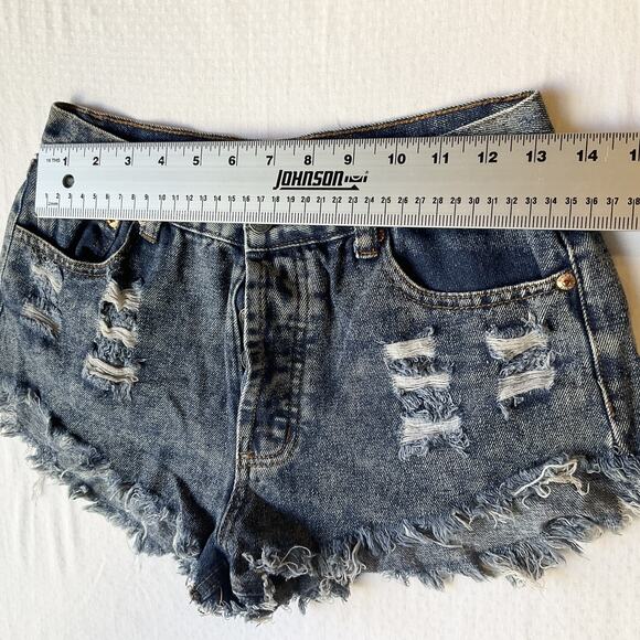 Khloe California Women Shorts M Blue Denim Cutoff Distressed Frayed Hem 1.5" - Picture 5 of 11